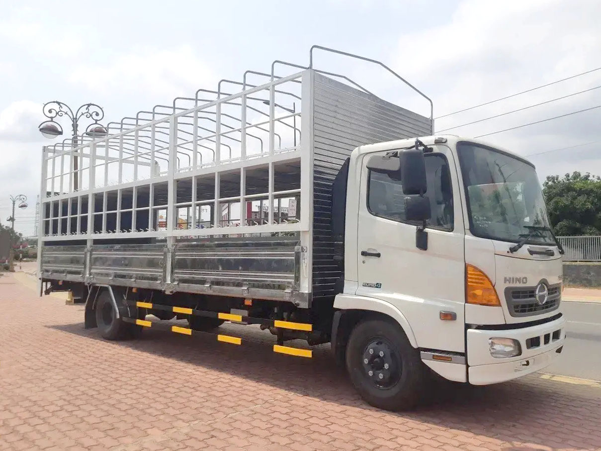 GIÁ XE HINO 6 TẤN FC9JNTC THÙNG CHỞ XE MÁY 7.3M