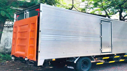 XE HINO 6 TẤN FC9JNTC THÙNG KÍN BỬNG NÂNG 7.1M