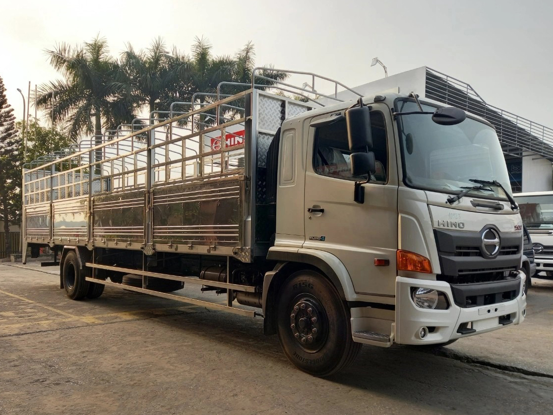 XE HINO 8 TẤN FG8JP7A-G THÙNG BẠT BỬNG NÂNG 8.9M