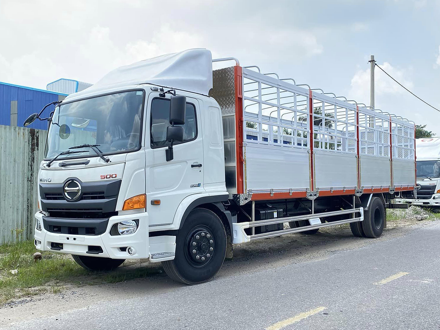 XE HINO 8 TẤN FG8JP7A-UTL THÙNG BẠT BỬNG NHÔM 9.7M