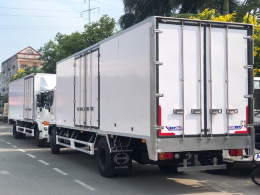 GIÁ XE HINO 8 TẤN FG8JT7A THÙNG KÍN BỬNG NÂNG 8.6M