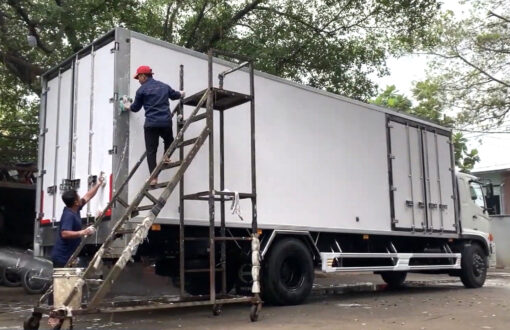 GIÁ XE HINO 8 TẤN FG8JT7A THÙNG KÍN BỬNG NÂNG 8.6M