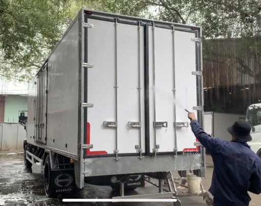 GIÁ XE HINO 8 TẤN FG8JT7A THÙNG KÍN BỬNG NÂNG 8.6M