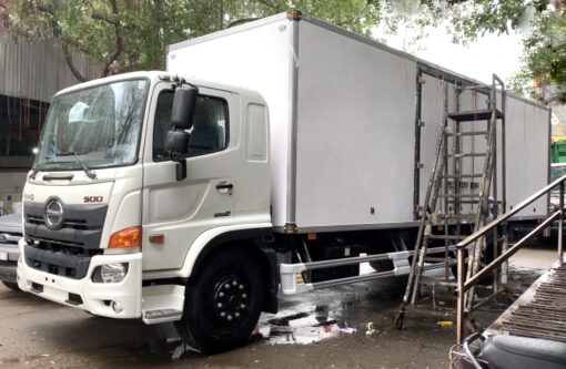 GIÁ XE HINO 8 TẤN FG8JT7A THÙNG KÍN BỬNG NÂNG 8.6M