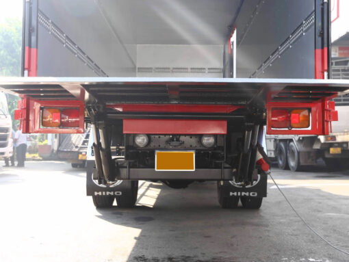 GIÁ XE HINO 8 TẤN FG8JT7A THÙNG KÍN BỬNG NÂNG 8.9M