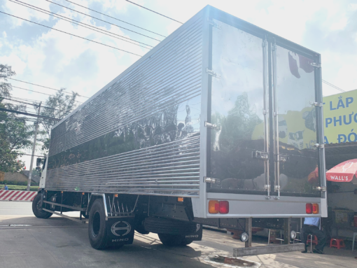 GIÁ XE HINO 8 TẤN FG8JT7A-G THÙNG KÍN INOX 8.9M