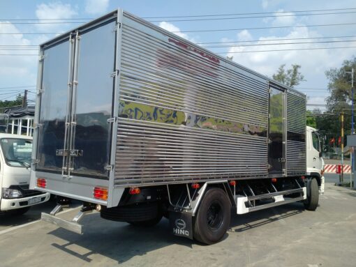 GIÁ XE HINO 8 TẤN FG8JT7A-G THÙNG KÍN INOX 8.9M