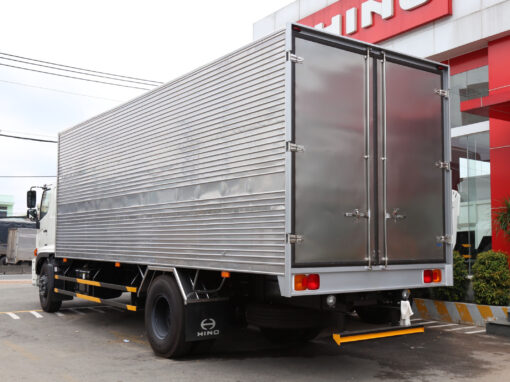GIÁ XE HINO 8 TẤN FG8JT7A-G THÙNG KÍN INOX 8.9M