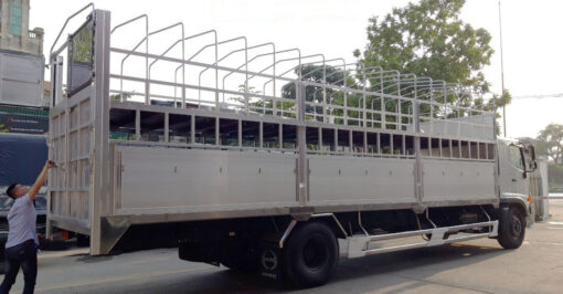 GIÁ XE HINO 8 TẤN FG8JT7A-H THÙNG CHỞ XE MÁY 9M