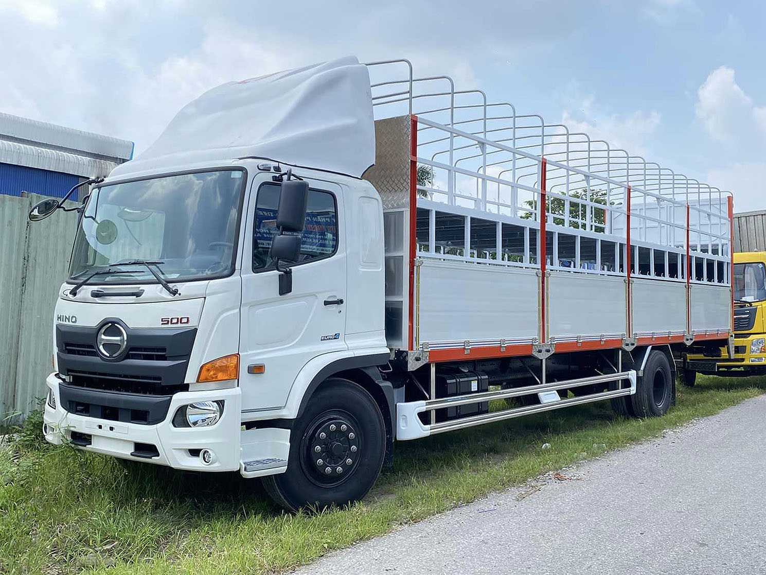 GIÁ XE HINO 8 TẤN FG8JT7A-UTL THÙNG CHỞ XE MÁY 10M