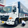 GIÁ XE HINO 8 TẤN FG8JT7A-UTL THÙNG CHỞ XE MÁY 9.8M