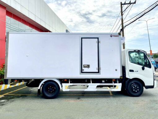 GIÁ XE TẢI HINO 1.9 TẤN XZU650L THÙNG ĐÔNG LẠNH 4.42m