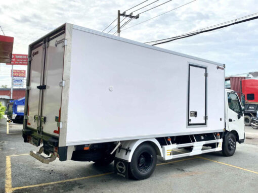 GIÁ XE TẢI HINO 1.9 TẤN XZU650L THÙNG ĐÔNG LẠNH 4.42m