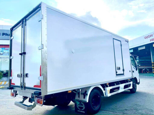 GIÁ XE TẢI HINO 1.9 TẤN XZU650L THÙNG KÍN 4.5M