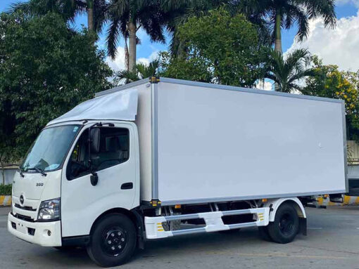 GIÁ XE TẢI HINO 1.9 TẤN XZU650L THÙNG KÍN 4.5M