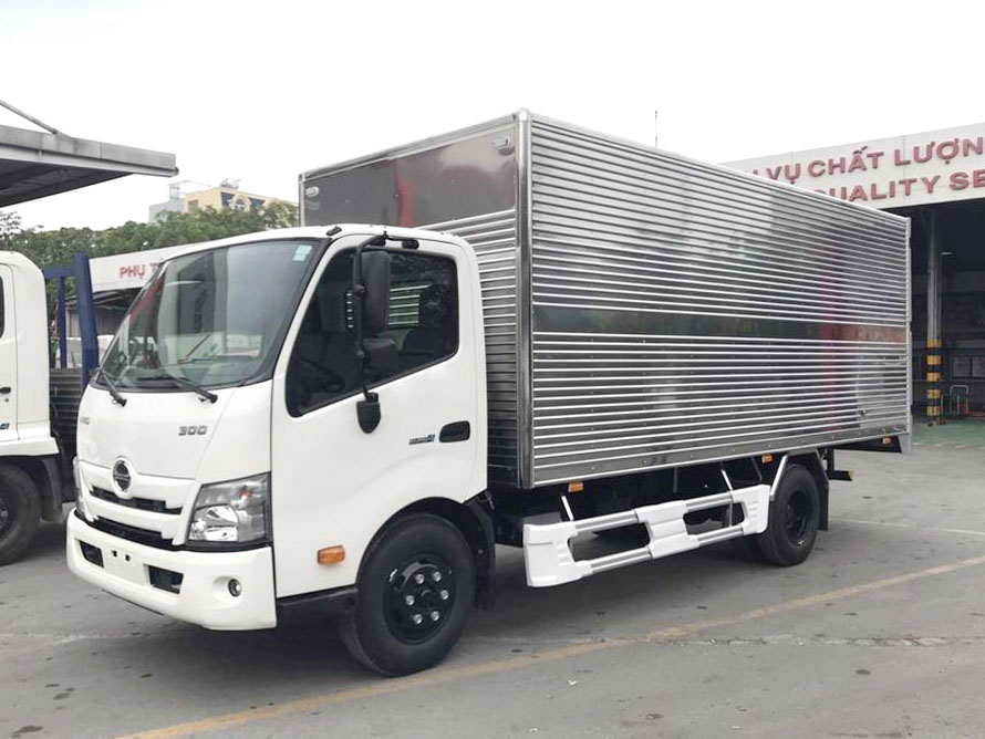 GIÁ XE TẢI HINO 1.9 TẤN XZU650L THÙNG KÍN 4.5M