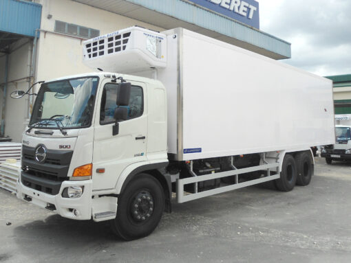 Xe tải Hino 15 tấn FL8JW7A-M thùng đông lạnh 8.6M