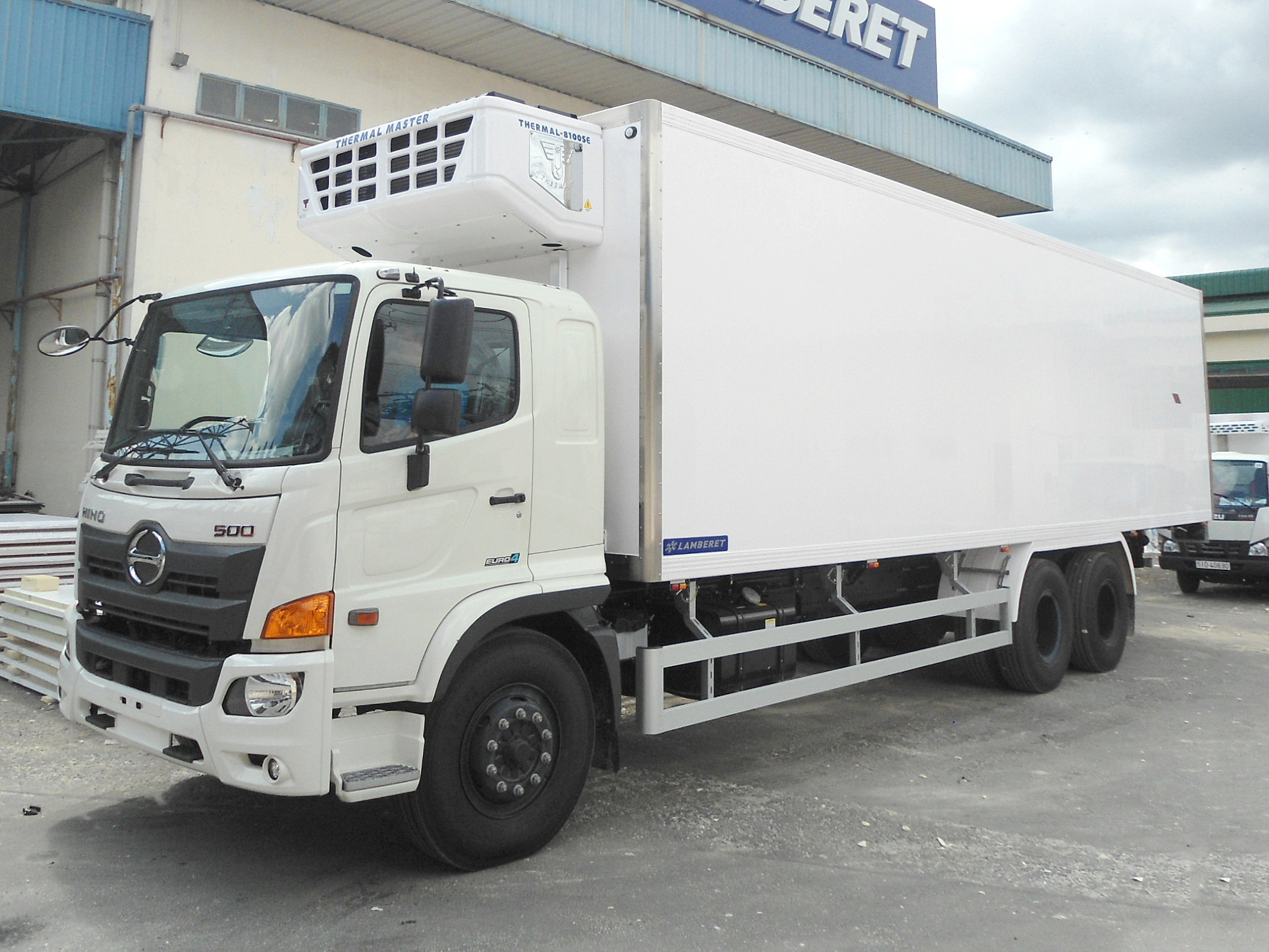 Xe tải Hino 15 tấn FL8JW7A-M thùng đông lạnh 8.6M