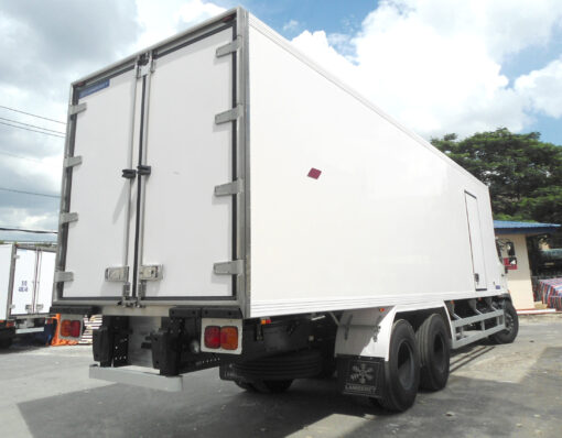 Xe tải Hino 15 tấn FL8JW7A-M thùng đông lạnh 8.6M