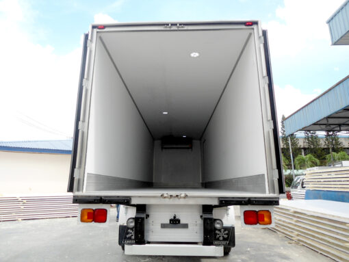 Xe tải Hino 15 tấn FL8JW7A-M thùng đông lạnh 8.6M