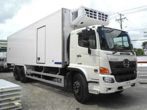 Xe tải Hino 15 tấn FL8JW7A-M thùng đông lạnh 8.6M
