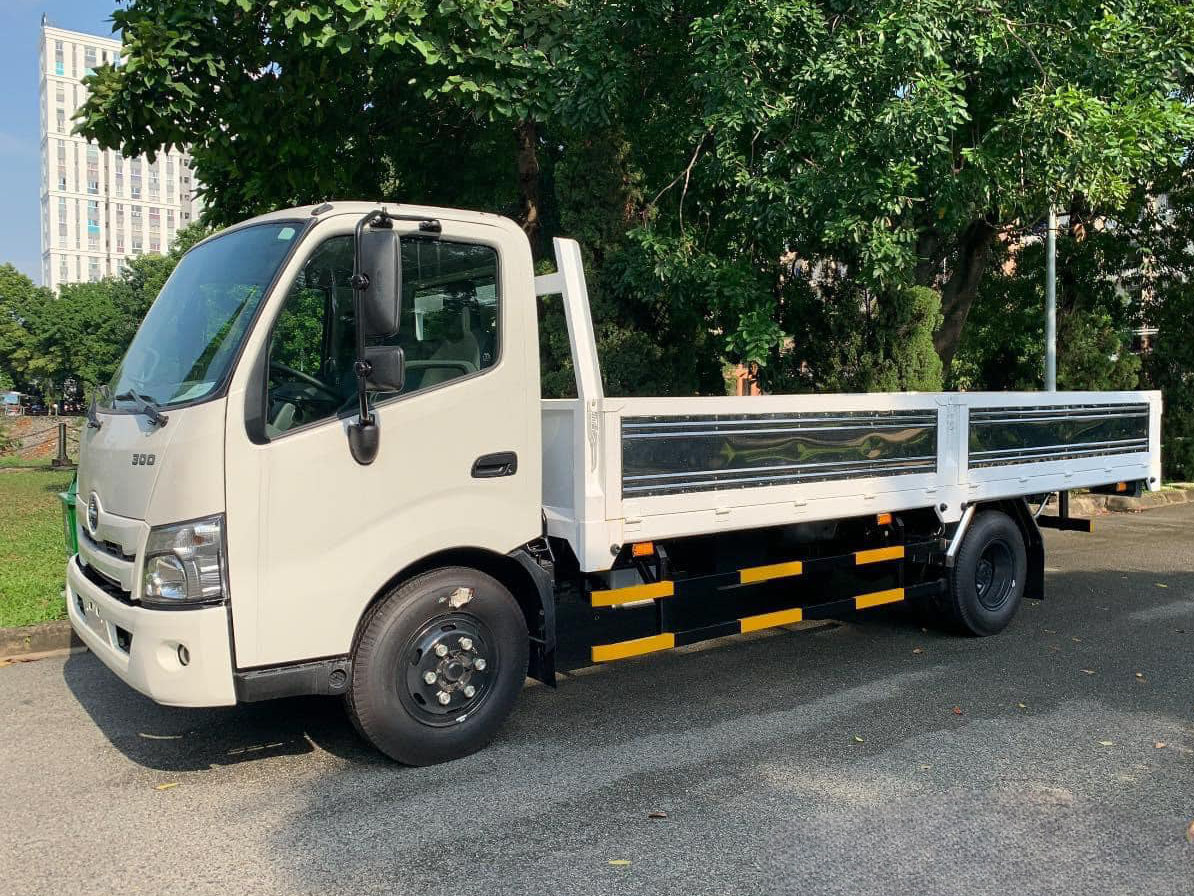 GIÁ XE TẢI HINO 1T9 XZU650L THÙNG LỬNG 4.5M