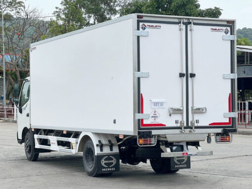 GIÁ XE TẢI HINO 2.5 TẤN XZU650L THÙNG KÍN 4.55M