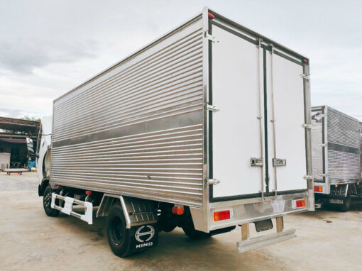 GIÁ XE TẢI HINO 2.5 TẤN XZU650L THÙNG KÍN 4.55M