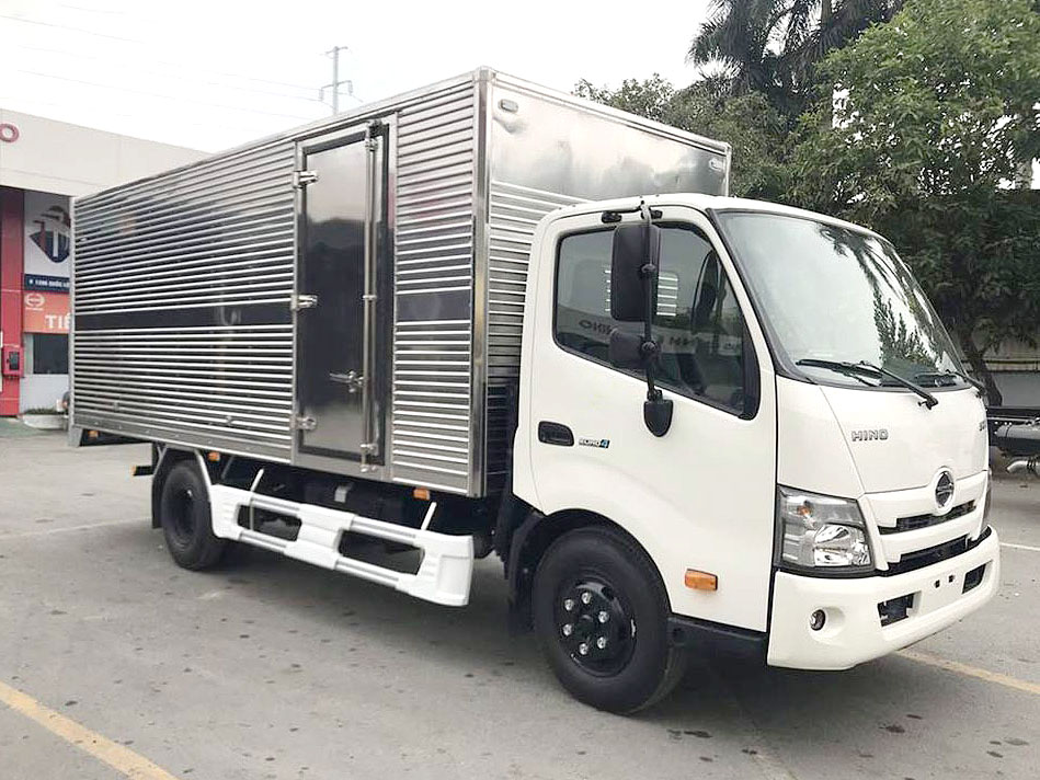 GIÁ XE TẢI HINO 2.5 TẤN XZU650L THÙNG KÍN 4.55M