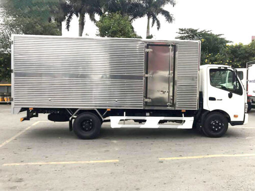 GIÁ XE TẢI HINO 2.5 TẤN XZU650L THÙNG KÍN 4.55M