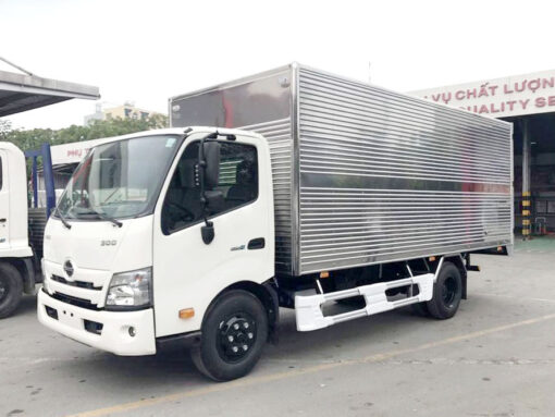 GIÁ XE TẢI HINO 2.5 TẤN XZU650L THÙNG KÍN 4.55M