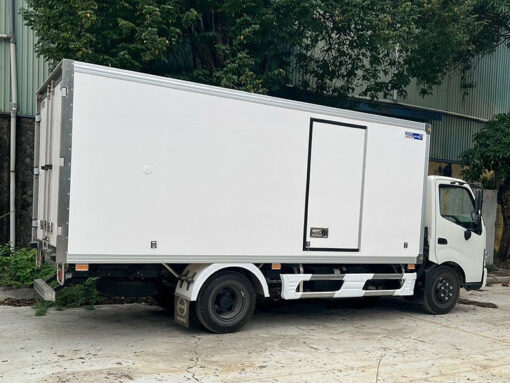 GIÁ XE TẢI HINO 2.5 TẤN XZU650L THÙNG KÍN 4.55M