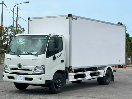 GIÁ XE TẢI HINO 2.5 TẤN XZU650L THÙNG KÍN 4.55M