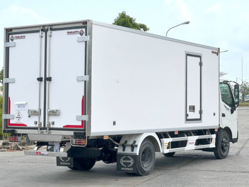 GIÁ XE TẢI HINO 2.5 TẤN XZU650L THÙNG KÍN 4.55M