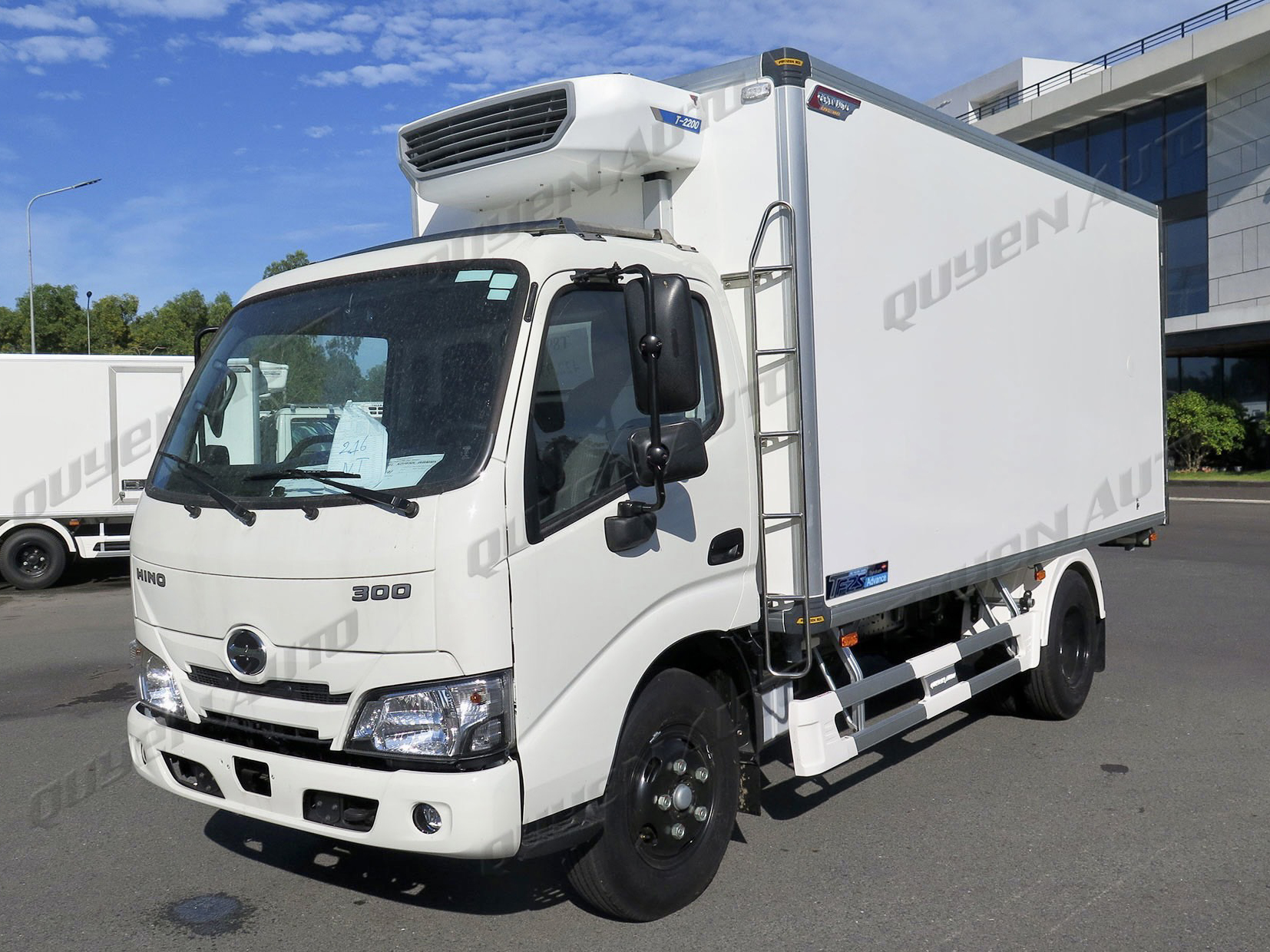 XE TẢI HINO 2.5 TẤN XZU710L THÙNG ĐÔNG LẠNH 4.45M