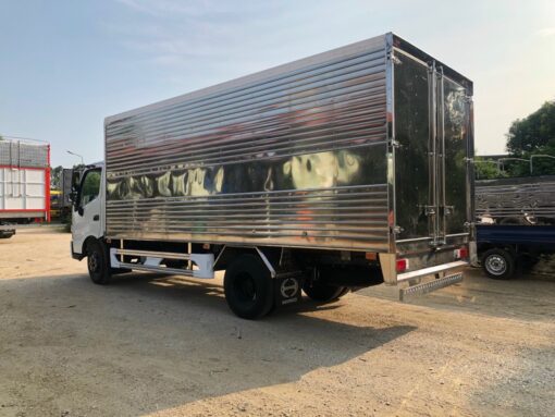 GIÁ XE TẢI HINO 2.5 TẤN XZU710L THÙNG KÍN 4.6M