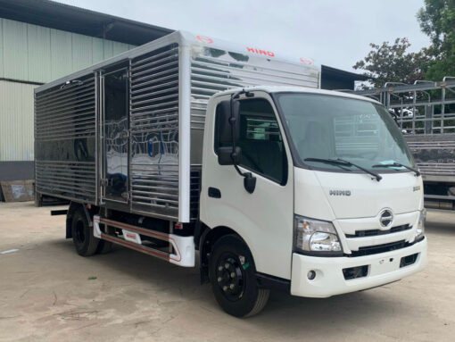 GIÁ XE TẢI HINO 2.5 TẤN XZU710L THÙNG KÍN 4.6M