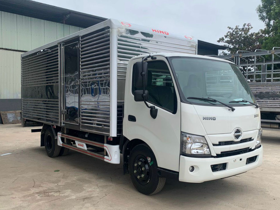 GIÁ XE TẢI HINO 2.5 TẤN XZU710L THÙNG KÍN 4.6M