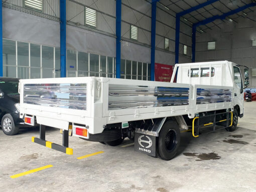 XE TẢI HINO 2.5 TẤN XZU710L THÙNG LỬNG 4.67M